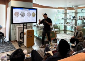 Direktur Jenderal Pengembangan Ekspor Nasional Kemendag Fajarini Puntodewi (tengah) bersama para perwakilan negara mitra dan pelaku usaha Indonesia saat forum jejaring bisnis ekspor di Jakarta, Kamis (15/1).