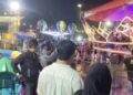 Warga memadati area Festival Pasar Malam yang digelar tanpa izin resmi di Taman HKSN Senen, Jakarta Pusat, Jumat (16/1/2026).