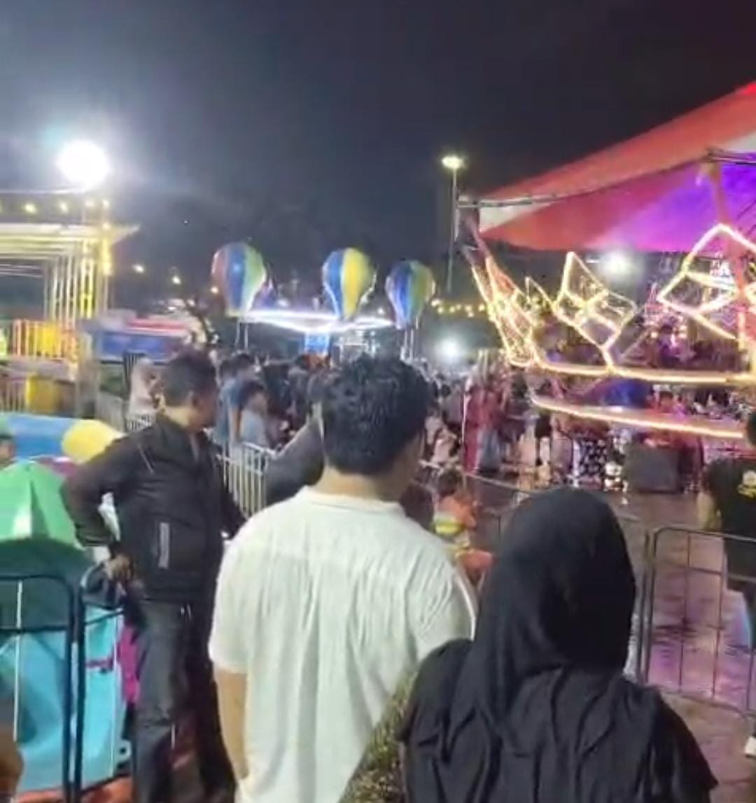 Warga memadati area Festival Pasar Malam yang digelar tanpa izin resmi di Taman HKSN Senen, Jakarta Pusat, Jumat (16/1/2026).