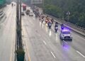 Pengendara sepeda motor melintas di Jalan Tol Wiyoto Wiyono setelah Ditlantas Polda Metro Jaya memberikan diskresi akibat banjir yang merendam Jalan Arteri Ahmad Yani, Jakarta, Minggu (18/1/2026).