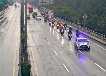 Pengendara sepeda motor melintas di Jalan Tol Wiyoto Wiyono setelah Ditlantas Polda Metro Jaya memberikan diskresi akibat banjir yang merendam Jalan Arteri Ahmad Yani, Jakarta, Minggu (18/1/2026).