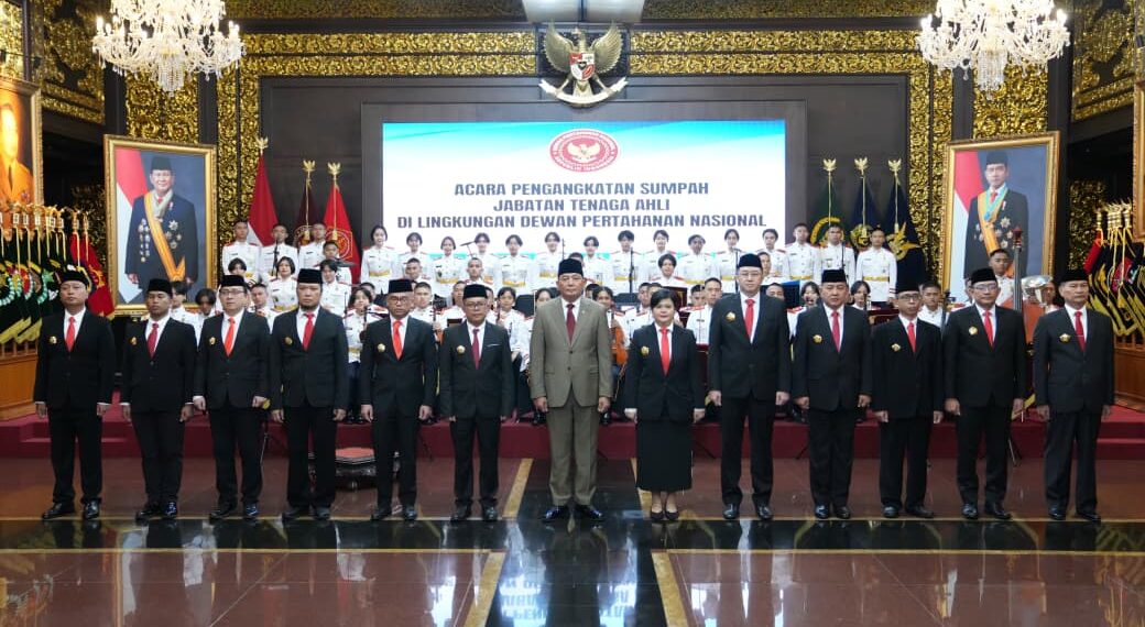 Sabrang Mowo Damar Panuluh (Noe Letto) dan Frank Alexander Hutapea saat menghadiri pelantikan Tenaga Ahli DPN oleh Menhan Sjafrie Sjamsoeddin. Keduanya resmi bergabung dalam 12 tenaga ahli untuk memperkuat kebijakan pertahanan nasional, Minggu (18/1/2026). (Foto: Dok. Kemenhan/Istimewa)