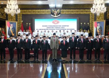 Sabrang Mowo Damar Panuluh (Noe Letto) dan Frank Alexander Hutapea saat menghadiri pelantikan Tenaga Ahli DPN oleh Menhan Sjafrie Sjamsoeddin. Keduanya resmi bergabung dalam 12 tenaga ahli untuk memperkuat kebijakan pertahanan nasional, Minggu (18/1/2026). (Foto: Dok. Kemenhan/Istimewa)