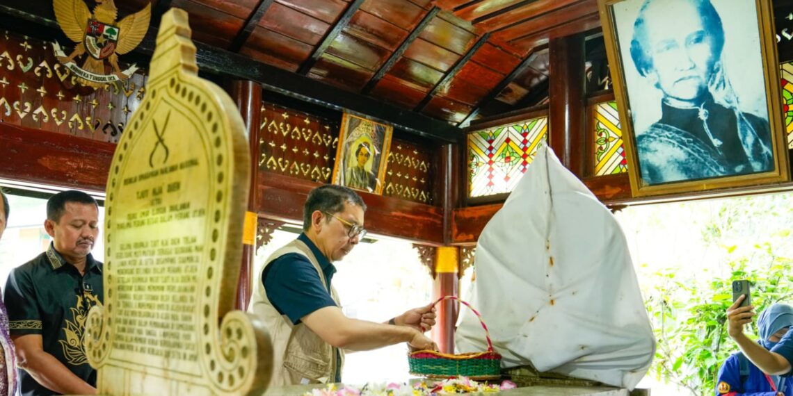 Menteri Kebudayaan RI Fadli Zon saat berziarah di Kompleks Makam Gunung Puyuh, Sumedang, Jawa Barat, tempat peristirahatan terakhir pahlawan nasional Cut Nyak Dien.