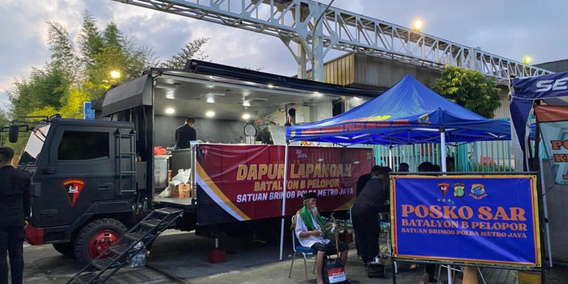 Kepolisian melalui Satuan Brimob Polda Metro Jaya menurunkan dapur lapangan guna membantu warga terdampak banjir di kawasan Rawa Teratai, Kecamatan Cakung, Jakarta Timur, Minggu (18/1/2026).