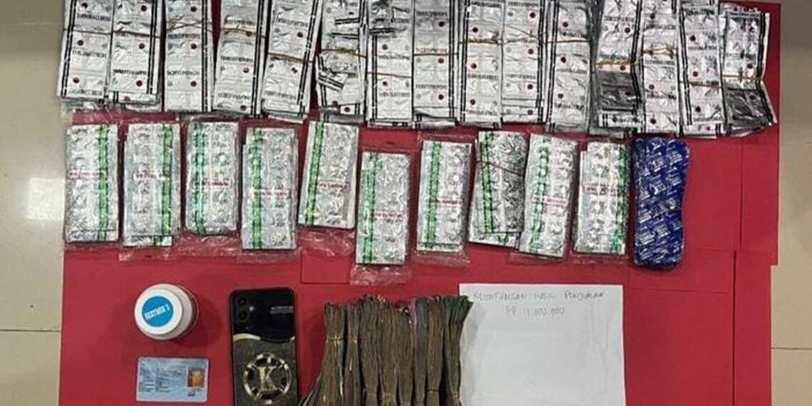 Seorang pria berinisial J (30) diamankan saat menjaga sebuah toko yang di kamuflase menjual plastik di kawasan Jagakarsa, Minggu (18/1/2026)