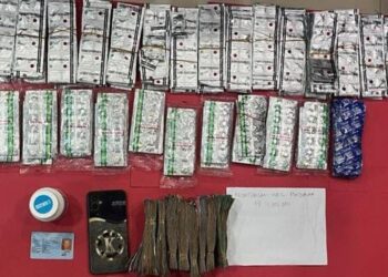 Seorang pria berinisial J (30) diamankan saat menjaga sebuah toko yang di kamuflase menjual plastik di kawasan Jagakarsa, Minggu (18/1/2026)