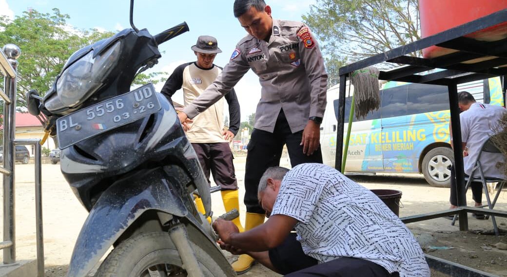 Direktorat Lalu Lintas (Ditlantas) Polda Aceh bergerak cepat membantu warga yang kehilangan atau mengalami kerusakan dokumen kendaraan akibat bencana banjir bandang dan tanah longsor.