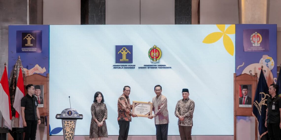 Menteri Hukum RI Supratman Andi Agtas bersama Gubernur DIY Sri Sultan Hamengku Buwono X saat meresmikan 438 Posbankum di DIY. Kini, setiap kalurahan di Yogyakarta memiliki akses bantuan hukum gratis untuk membantu warga menyelesaikan konflik secara damai. (Foto: Dok. Kemenkum RI).