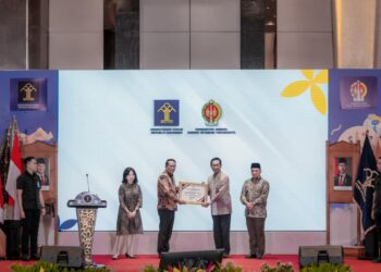 Menteri Hukum RI Supratman Andi Agtas bersama Gubernur DIY Sri Sultan Hamengku Buwono X saat meresmikan 438 Posbankum di DIY. Kini, setiap kalurahan di Yogyakarta memiliki akses bantuan hukum gratis untuk membantu warga menyelesaikan konflik secara damai. (Foto: Dok. Kemenkum RI).