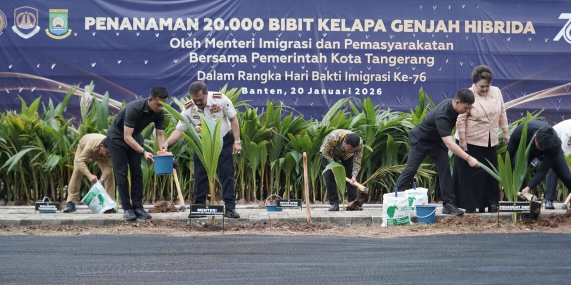 Menteri Imigrasi dan Pemasyarakatan (Kemenimipas), Agus Andrianto, secara simbolis menanam bibit kelapa genjah hibrida dalam peringatan Hari Bakti Imigrasi ke-76 di Tangerang, Banten, Selasa (20/1/2026). (Foto: Dok. Kemenimipas).
