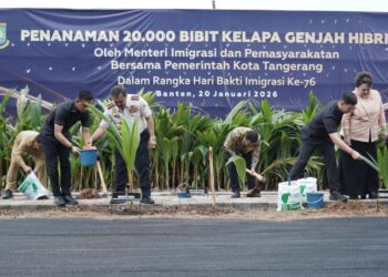 Menteri Imigrasi dan Pemasyarakatan (Kemenimipas), Agus Andrianto, secara simbolis menanam bibit kelapa genjah hibrida dalam peringatan Hari Bakti Imigrasi ke-76 di Tangerang, Banten, Selasa (20/1/2026). (Foto: Dok. Kemenimipas).