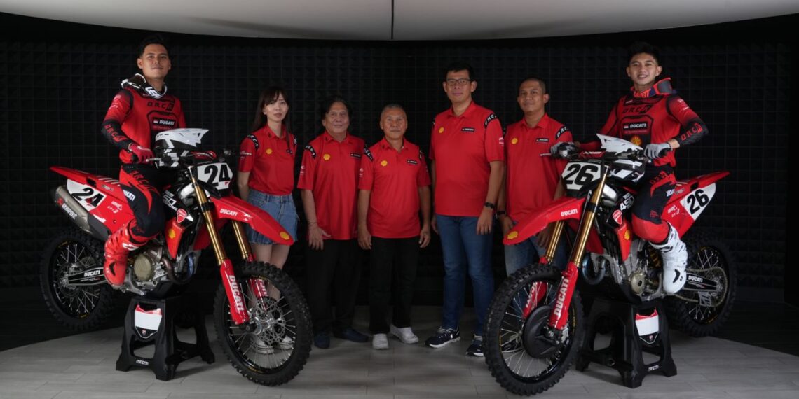 Ducati Desmo450 MX Factory, senjata utama Ducati MX Team Indonesia untuk menaklukkan musim 2026. Dilengkapi teknologi pemetaan data real-time dan suspensi khusus, motor ini siap mengantar Diva Ismayana dan Hilman Maksum ke podium tertinggi. (Foto: Dok. Ducati Indonesia).