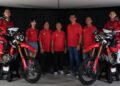 Ducati Desmo450 MX Factory, senjata utama Ducati MX Team Indonesia untuk menaklukkan musim 2026. Dilengkapi teknologi pemetaan data real-time dan suspensi khusus, motor ini siap mengantar Diva Ismayana dan Hilman Maksum ke podium tertinggi. (Foto: Dok. Ducati Indonesia).