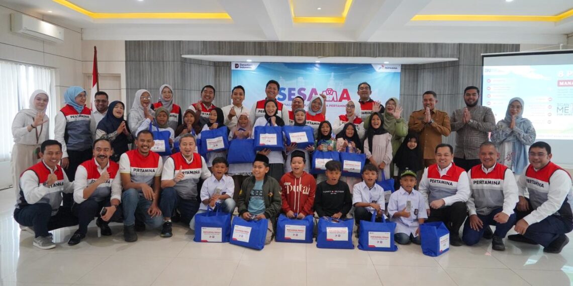 Jajaran manajemen PT Pertamina (Persero) bersama Dinas Pendidikan Aceh menyerahkan secara simbolis bantuan perlengkapan sekolah kepada siswa terdampak bencana di Aceh melalui program Seribu Seragam Sekolah Anak Bersama Pertamina (SESAMA), di Banda Aceh, Senin (19/1/2026).