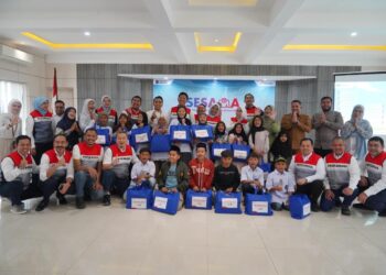 Jajaran manajemen PT Pertamina (Persero) bersama Dinas Pendidikan Aceh menyerahkan secara simbolis bantuan perlengkapan sekolah kepada siswa terdampak bencana di Aceh melalui program Seribu Seragam Sekolah Anak Bersama Pertamina (SESAMA), di Banda Aceh, Senin (19/1/2026).