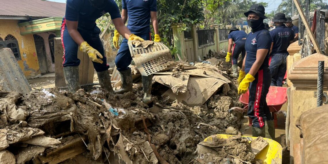 Taruna dan taruni Politeknik Pengayoman Indonesia (Poltekpin) bersama jajaran Kanwil Kemenkum Aceh melakukan pembersihan rumah warga terdampak banjir di Kuala Simpang, Kabupaten Aceh Tamiang, Rabu (21/1/2026)