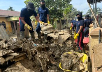 Taruna dan taruni Politeknik Pengayoman Indonesia (Poltekpin) bersama jajaran Kanwil Kemenkum Aceh melakukan pembersihan rumah warga terdampak banjir di Kuala Simpang, Kabupaten Aceh Tamiang, Rabu (21/1/2026)