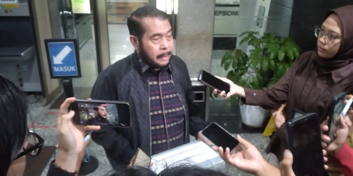 Hakim MK Anwar Usman menunjukkan kepada wartawan obat-obatan yang harus dikonsumsinya setiap hari. (Foto: Ainur)