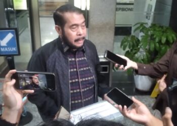 Hakim MK Anwar Usman menunjukkan kepada wartawan obat-obatan yang harus dikonsumsinya setiap hari. (Foto: Ainur)