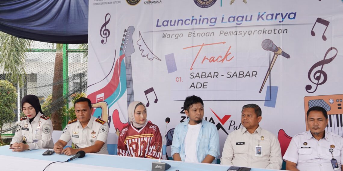 Warga Binaan Lapas Khusus Kelas IIA Gunung Sindur bersama Warga Binaan Lapas Kelas IIA Tangerang saat peluncuran lagu “Sabar-Sabar Ade”, hasil kolaborasi musik lintas lembaga pemasyarakatan, di Gunung Sindur, Bogor, Rabu (21/1/2026).