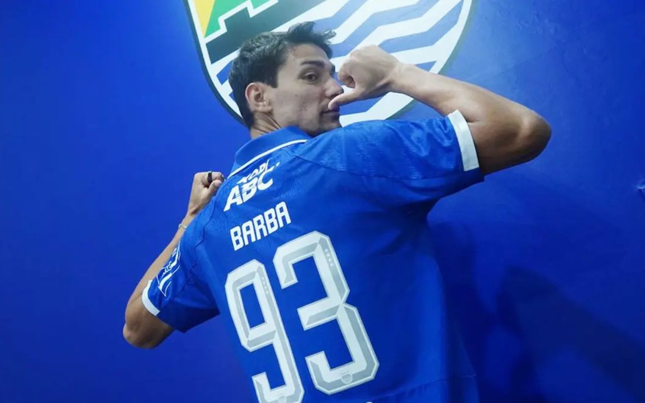 Bek Persib Frederico Barba Dipastikan bertahan setelah sebelumnya dikabarkan akan kembali ke Italia (Foto: Ig Persib)