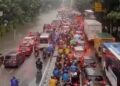 Kendaraan terjebak macet parah akibat banjir di ruas jalan Cawang, Jakarta Timur, Kamis (22/1/2026)