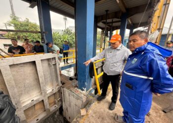 Wali Kota Jakarta Pusat Arifin meninjau Rumah Pompa Kali Item di Kemayoran untuk memastikan pompa berfungsi maksimal dan pintu air dikendalikan agar muka air sungai turun, Kamis (22/1/2026).