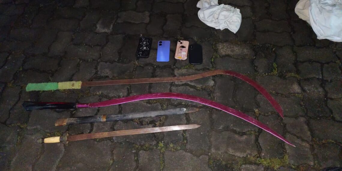 Sejumlah senjata tajam yang disita dari empat pemuda yang diduga akan terlibat tawuran di Jakarta Timur, Kamis (22/1/2026). Foto : IST