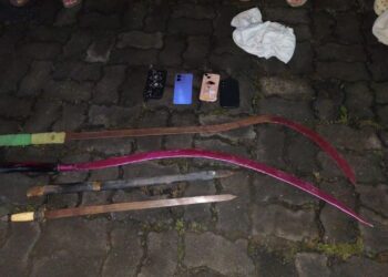 Sejumlah senjata tajam yang disita dari empat pemuda yang diduga akan terlibat tawuran di Jakarta Timur, Kamis (22/1/2026). Foto : IST