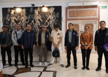 Personel Intelijen dan Penindakan Keimigrasian (Inteldakim) Ngurah Rai bersama anggota Polri saat melakukan pengawalan deportasi buronan Interpol berinisial CCZ di Bandara I Gusti Ngurah Rai, Bali, Selasa (20/1/2026).