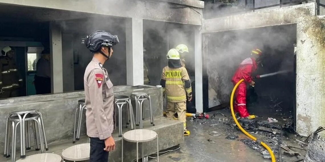 Personel Tim SAR Brimob Polda Metro Jaya saat membantu pengamanan area kebakaran rumah dan kafe di Jalan Cempaka Putih Tengah, Jakarta Pusat, Kamis (22/1/2026).