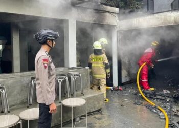 Personel Tim SAR Brimob Polda Metro Jaya saat membantu pengamanan area kebakaran rumah dan kafe di Jalan Cempaka Putih Tengah, Jakarta Pusat, Kamis (22/1/2026).