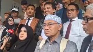 Tiga tersangka klaster pertama dalam kasus ijazah palsu Presiden ke-7 Joko Widodo, Rustam Efendi, Rizal Fadhilah, dan Kurnia Tri Royani, mendatangi Polda Metro Jaya, Kamis (22/1/2026).