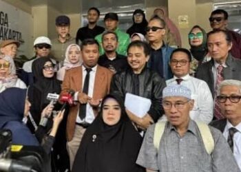Anggota tim hukum Roy Suryo, Abdul Ghafur Sangadji, saat memberikan keterangan kepada media di Polda Metro Jaya, Jakarta, Kamis (22/1/2026).