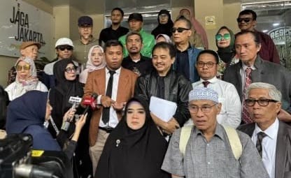 Anggota tim hukum Roy Suryo, Abdul Ghafur Sangadji, saat memberikan keterangan kepada media di Polda Metro Jaya, Jakarta, Kamis (22/1/2026).
