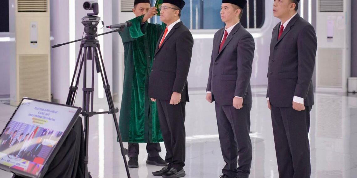 Tiga pejabat JPT Pratama resmi mengemban amanah baru. Wartomo dilantik sebagai Inspektur Bidang Investigasi, Muhammad Rizal sebagai Direktur Pengaturan dan Penetapan Hak Atas Tanah dan Ruang, serta Budi Kristiyana sebagai Kepala Kantor Wilayah BPN Provinsi Kalimantan Selatan.Kamis (22/1/2026).