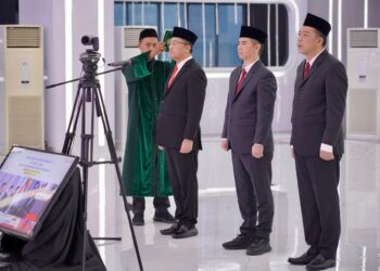 Tiga pejabat JPT Pratama resmi mengemban amanah baru. Wartomo dilantik sebagai Inspektur Bidang Investigasi, Muhammad Rizal sebagai Direktur Pengaturan dan Penetapan Hak Atas Tanah dan Ruang, serta Budi Kristiyana sebagai Kepala Kantor Wilayah BPN Provinsi Kalimantan Selatan.Kamis (22/1/2026).