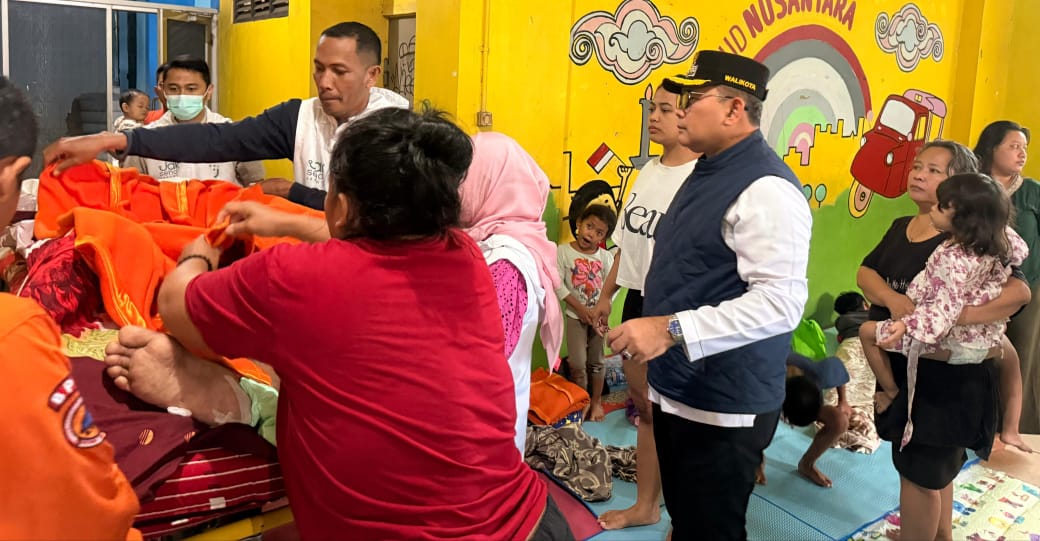 Wali Kota Jakarta Pusat Arifin saat berdialog dengan warga terdampak banjir di kawasan Karet Tengsin, Jumat (23/1/2026).