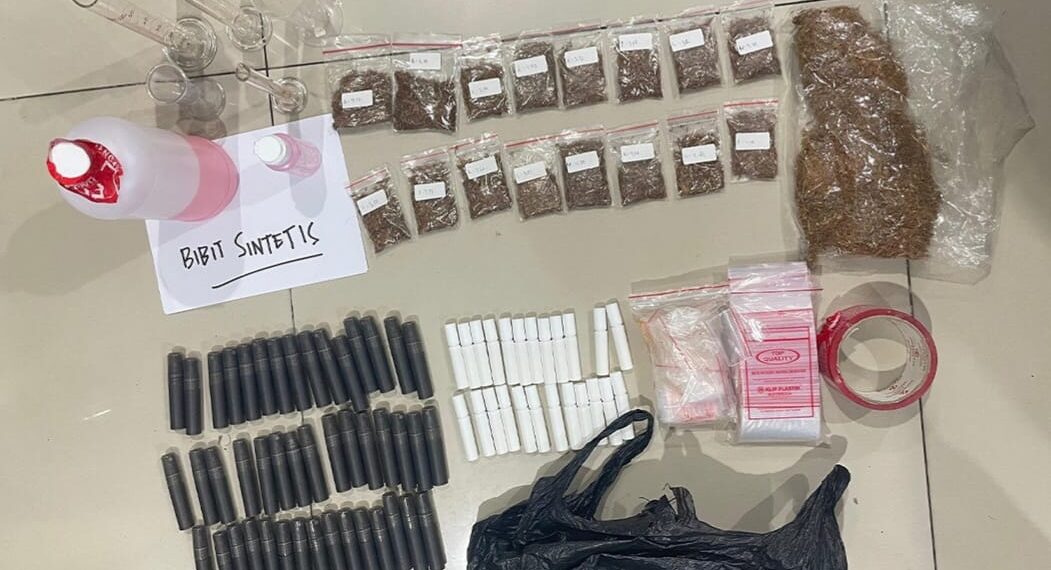 Barang bukti alat produksi dan bahan kimia tembakau sintetis yang disita dari sebuah rumah di kawasan Kedoya, Jakarta Barat, Kamis (22/1/2026).