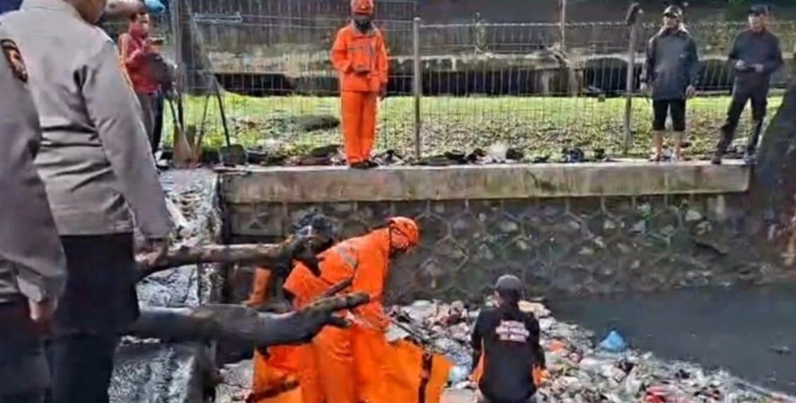 Aparat gabungan saat mengamankan lokasi penemuan jasad bayi laki-laki di aliran Kali Cengkareng Drain, Jakarta Barat, Rabu (21/1/2026).