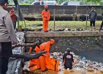 Aparat gabungan saat mengamankan lokasi penemuan jasad bayi laki-laki di aliran Kali Cengkareng Drain, Jakarta Barat, Rabu (21/1/2026).