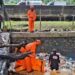 Aparat gabungan saat mengamankan lokasi penemuan jasad bayi laki-laki di aliran Kali Cengkareng Drain, Jakarta Barat, Rabu (21/1/2026).