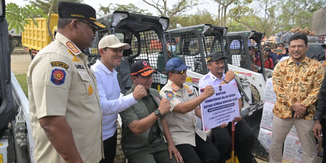 Mendagri Tito Karnavian didampingi Wagub Aceh Fadlullah menyerahkan bantuan Presiden untuk mempercepat pembersihan sisa lumpur pascabanjir kepada Pemkab Aceh Tamiang, Jum'at (23/1). (Foto: Ist)