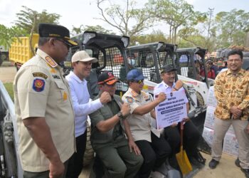 Mendagri Tito Karnavian didampingi Wagub Aceh Fadlullah menyerahkan bantuan Presiden untuk mempercepat pembersihan sisa lumpur pascabanjir kepada Pemkab Aceh Tamiang, Jum'at (23/1). (Foto: Ist)