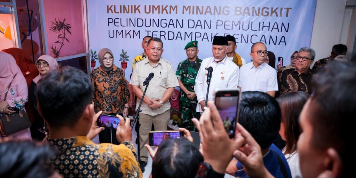 Wakil Menteri UMKM Helvi Moraza saat meresmikan Klinik UMKM Bangkit di Kota Padang, Sumatera Barat, Jumat (23/1/2026).