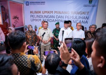 Wakil Menteri UMKM Helvi Moraza saat meresmikan Klinik UMKM Bangkit di Kota Padang, Sumatera Barat, Jumat (23/1/2026).