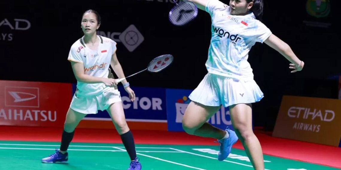 AKSI GEMILANG: Duet Rachel Allessya Rose/Febi Setianingrum saat berjibaku mengembalikan kok dalam pertandingan sengit tiga gim melawan pasangan China, Luo Xu Min/Wang Yi Duo, di Istora Senayan, Jumat (23/1/2026).