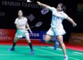 AKSI GEMILANG: Duet Rachel Allessya Rose/Febi Setianingrum saat berjibaku mengembalikan kok dalam pertandingan sengit tiga gim melawan pasangan China, Luo Xu Min/Wang Yi Duo, di Istora Senayan, Jumat (23/1/2026).