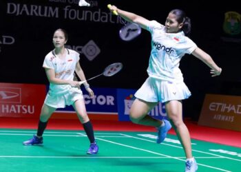 AKSI GEMILANG: Duet Rachel Allessya Rose/Febi Setianingrum saat berjibaku mengembalikan kok dalam pertandingan sengit tiga gim melawan pasangan China, Luo Xu Min/Wang Yi Duo, di Istora Senayan, Jumat (23/1/2026).